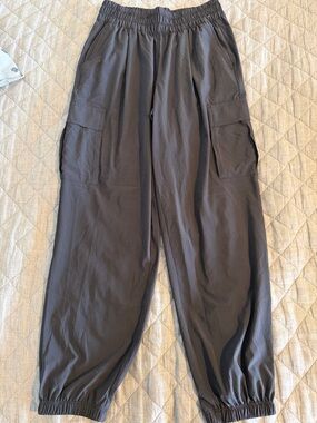 Vuori women’s Elastic Waist Cargo Jogger Pants - Charcoal gray